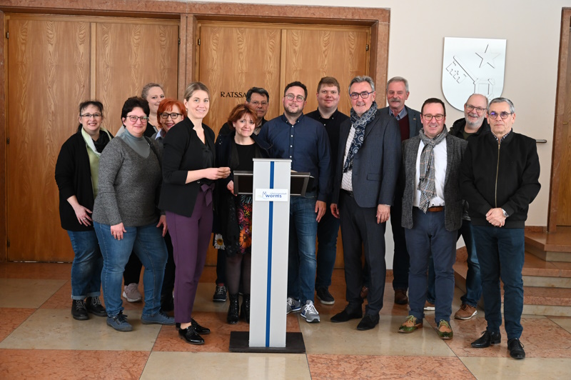 Bild der Delegationen aus Nolay und Pfeddersheim beim Empfang im Rathaus